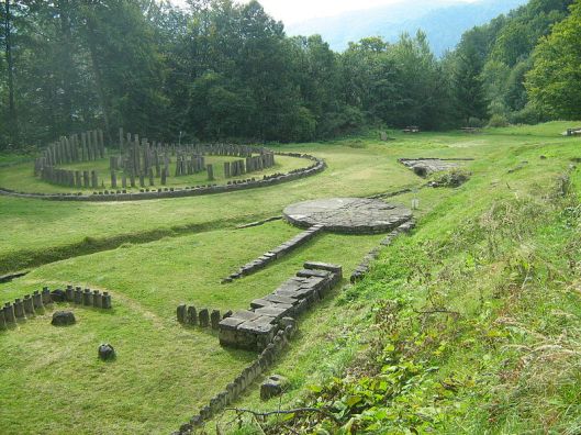 800px-Sarmisegetusa_Regia_-_ansamblu_1